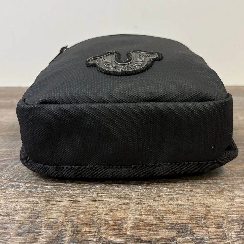 True Religion “Jody” Sling Bag | Black Logo Lined Crossbody